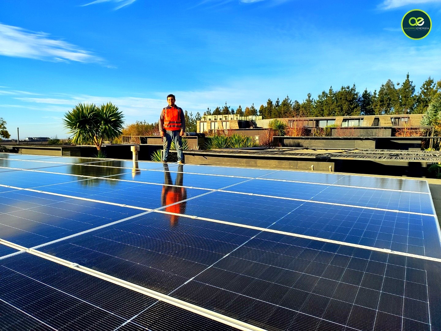 Energía solar en la costa de O'Higgins: cómo Hotel TAKA Matanzas redujo su huella y su cuenta de luz